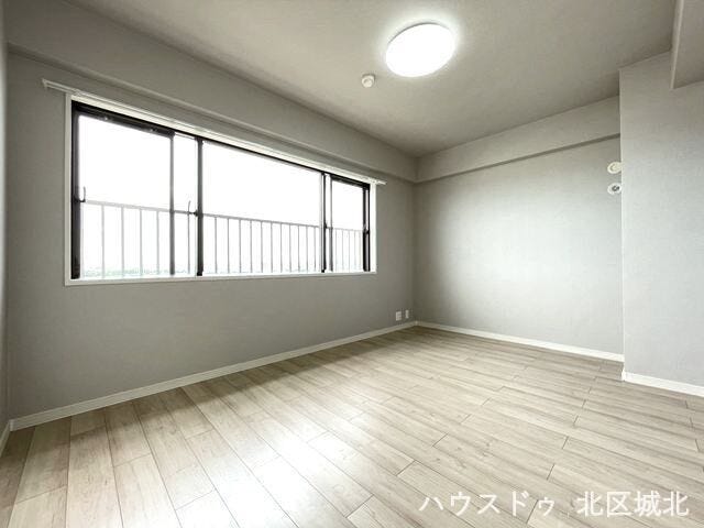 窓からたっぷりと陽光がふりそそぐ明るい空間です。心地よい毎日を過ごせる空間です。