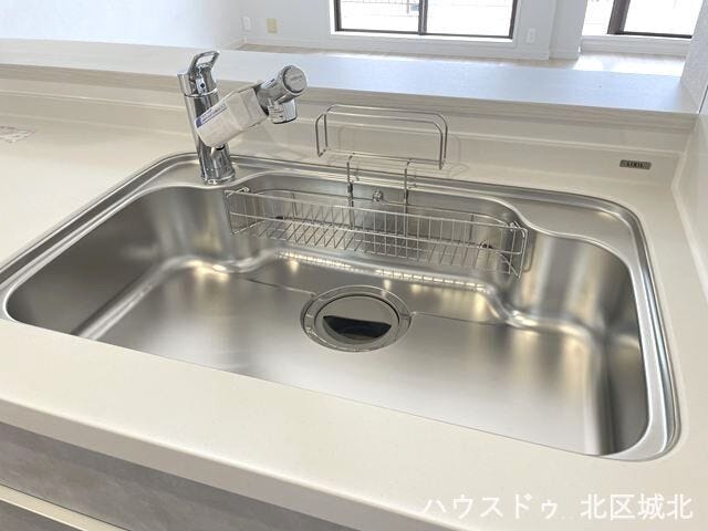 【ワイドシンク】
大きな鍋やフライパンも洗いやすい、使い勝手の良いワイドシンク。