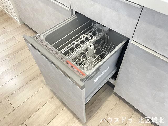 【食器洗浄乾燥機】
バタバタと忙しい朝にはとても便利で助かる食器洗浄乾燥機がついています♪