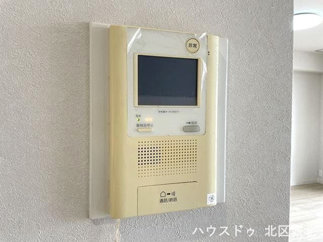 【モニター付きインターホン】
インターホンにモニターが付いているので、玄関まで行かずに来客の対応が出来ます。