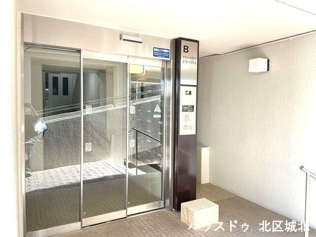 オートロック付きのエントランス。お子様のいるご家庭にも安心のセキュリティ設備です。