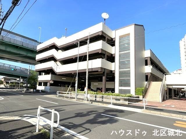 自走式タイプの駐車場:駐車場内部のスロープを自分で運転して上がり・停めるタイプとなります。