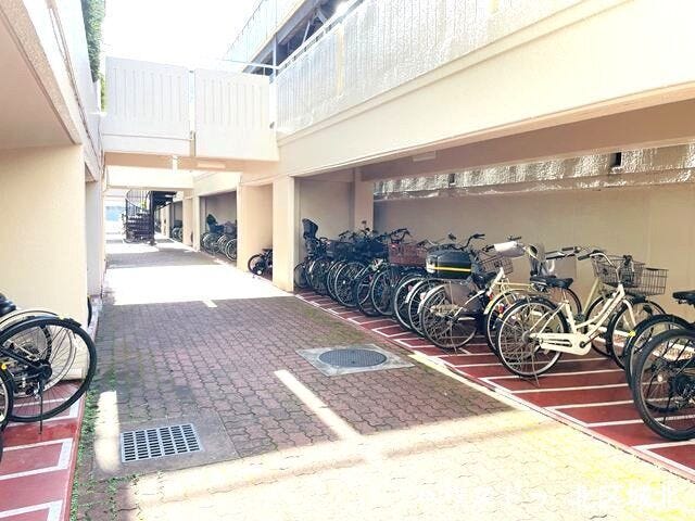 駐輪場:屋根が付いており、多少の雨を防ぐことができます。
