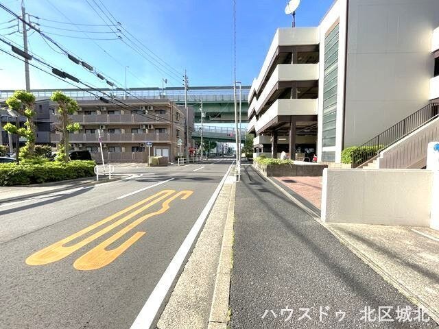 【西側前面道路】幅員にゆとりがあるので、駐車場の出入りも余裕をもって行えます。