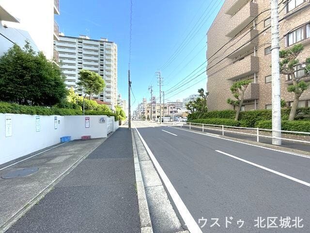 【西側前面道路】歩道があるため、ベビーカーや自転車、お子様から高齢者まで安心して通行できます。