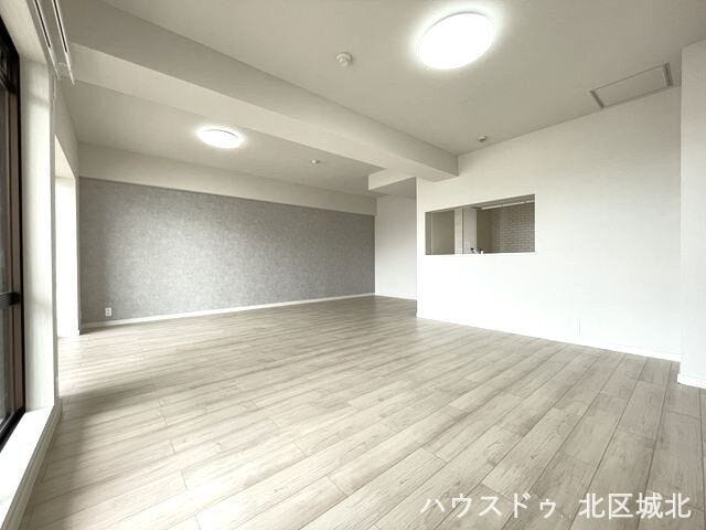 内装やディスプレイを自分たちらしくこだわれば、リビングが家族の愛着のある空間になりますね。
