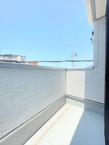 日差しを遮るオーニングやシェードなどを設置すれば夏場でも快適なスペースとなります。
設置することで、室内温度の上昇を抑えるとともに、エアコンなどの電気使用量を低減することにもつながりますね。