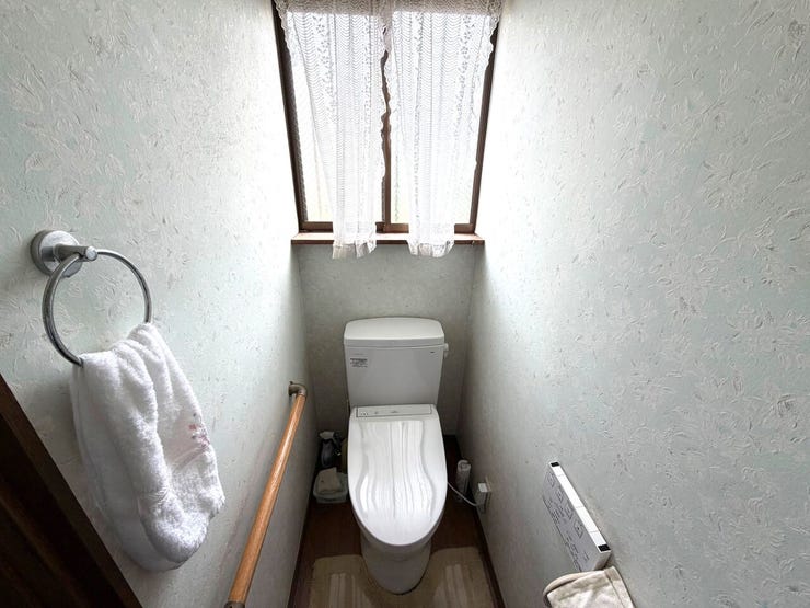窓付きで風通しの良いトイレ。明るさと快適さを兼ね備えた、使い勝手の良い空間です。
