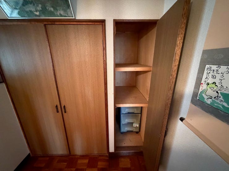 収納スペースを備え、生活用品をすっきり整理できます♪