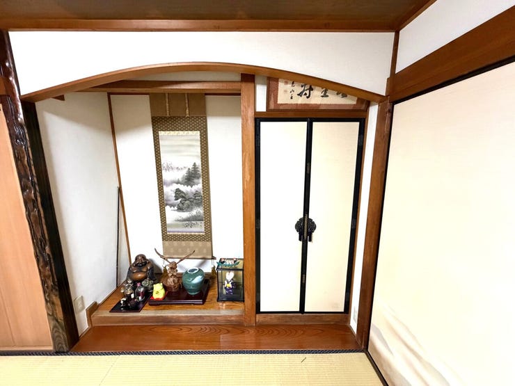 掛け軸や花を飾れる床の間付きで、和の趣を感じられる空間です。