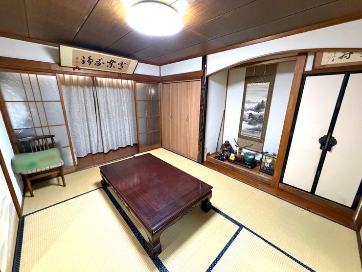 落ち着いた雰囲気の和室の居間をご用意。畳のぬくもりに包まれながら、ゆったりとくつろげる空間です。
