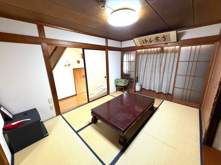 居間としても客間としても使える多用途空間。ライフスタイルに合わせて柔軟に活用できます。