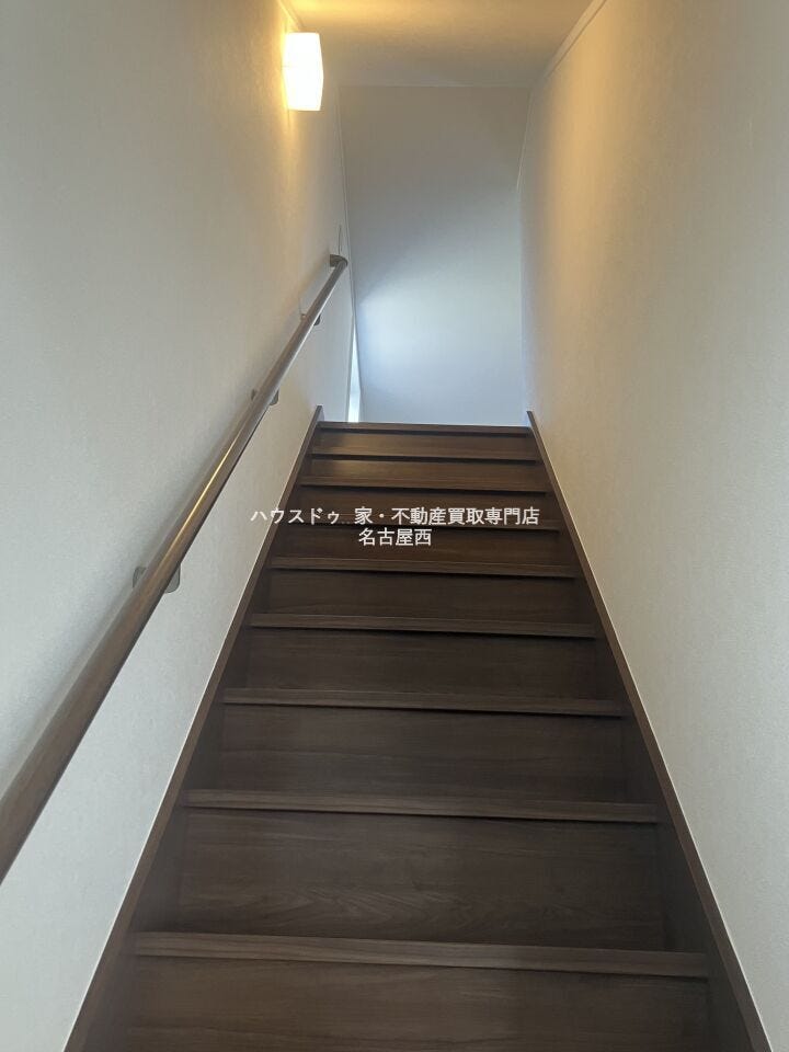 階段2Fから屋根裏へ