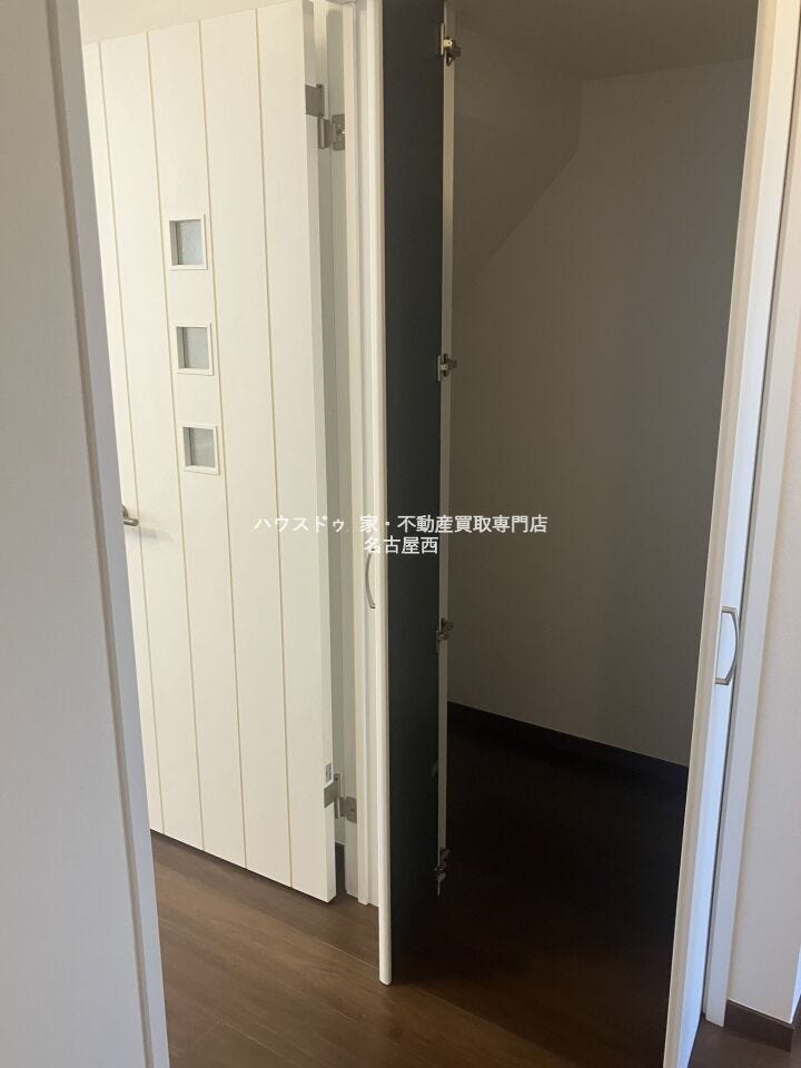 玄関ホール階段下