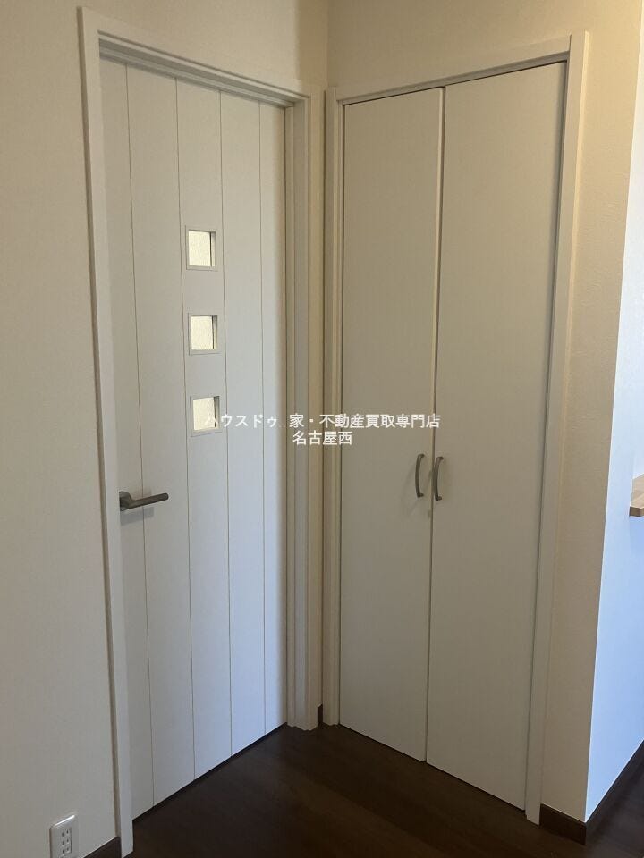 玄関ホール階段下