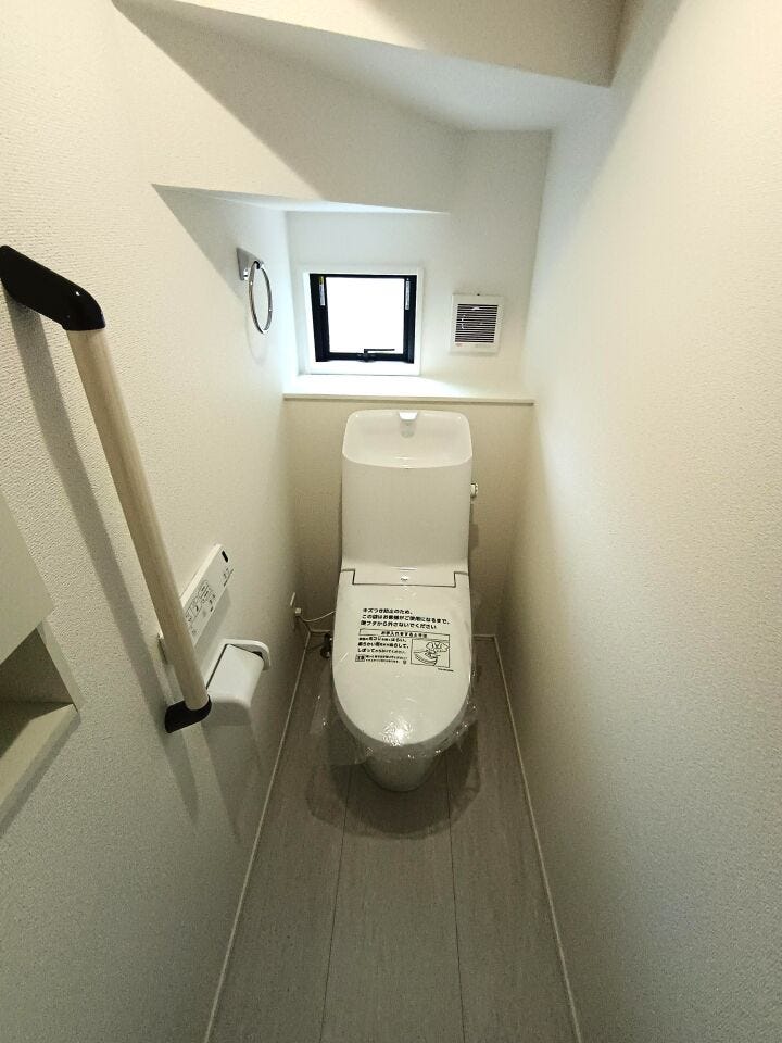 毎日使う場所だからこそ、快適性にこだわったトイレ。清潔感あふれる空間で、家族みんなが気持ちよく使える心地よい設備です。