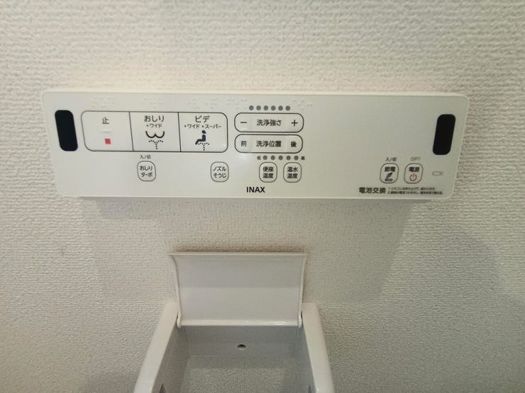 快適な毎日を支える、温水洗浄便座を採用。 清潔感と心地よさを兼ね備え、家族みんなが気持ちよく使えるトイレ空間です。