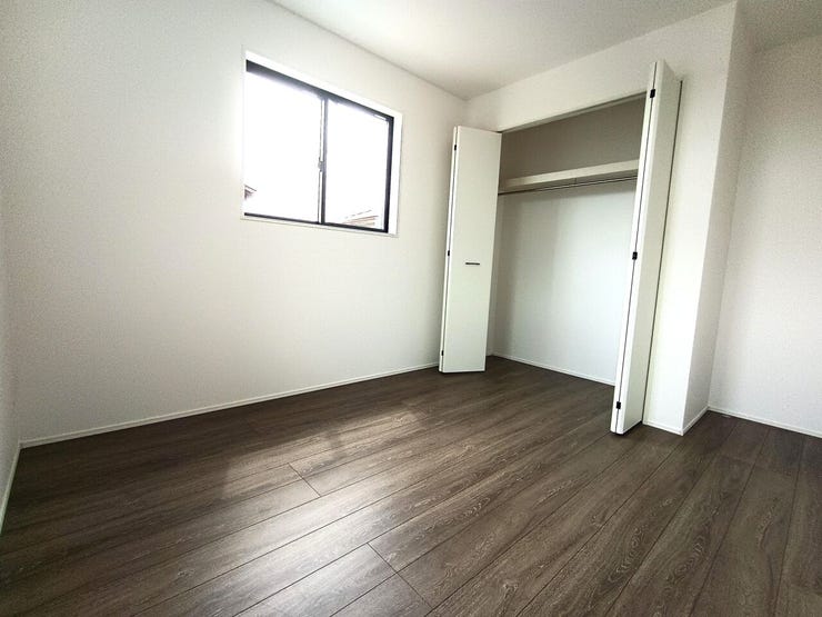 コンパクトながら使いやすい、5.25帖の洋室。家具を配置しやすく、寝室や趣味の部屋など自由にアレンジできます。