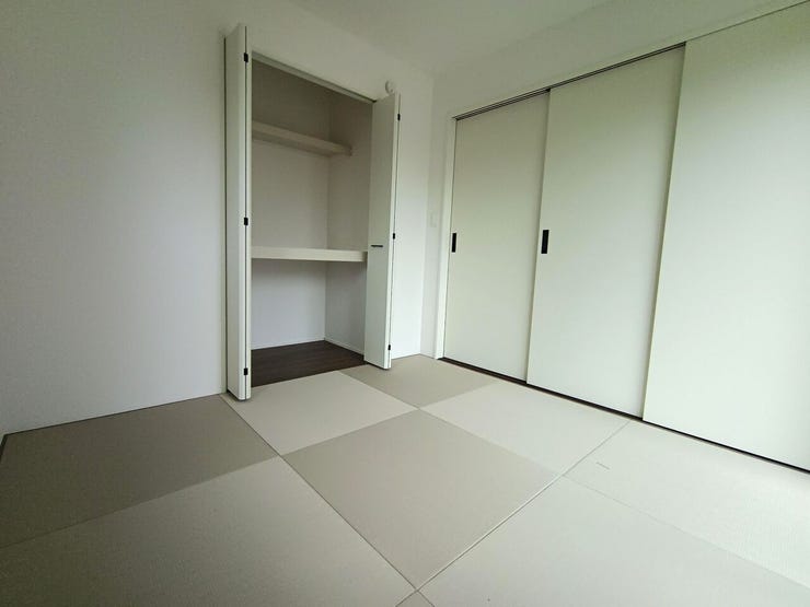 畳の温もりが心地よい、癒やしの和室。1階にあることで来客時にも使いやすく、家族の憩いの場として活躍します。