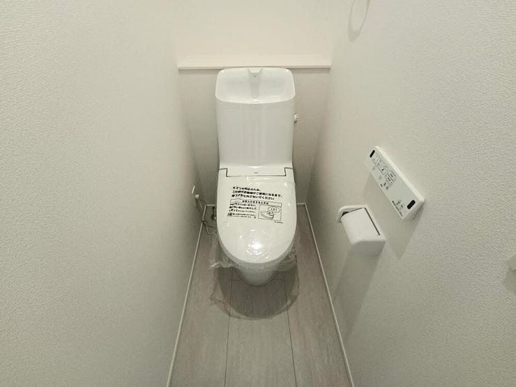 シンプルで使いやすいトイレは、毎日の暮らしに欠かせない快適な空間。清潔感のある設計で、気持ちよくお使いいただけます。
