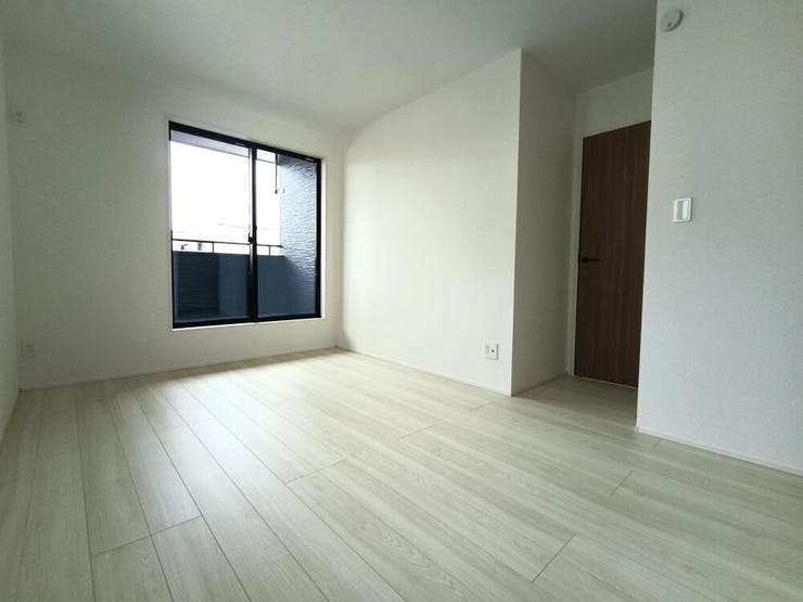 7.25帖の洋室は、ゆとりある広さでベッドや家具も配置しやすい快適な空間。主寝室や趣味の部屋など、多目的に活用できます。