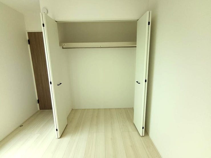 広々としたウォークインクローゼットで、衣類や小物をすっきり収納。洋服選びがしやすく、整理整頓された快適な暮らしを実現します。