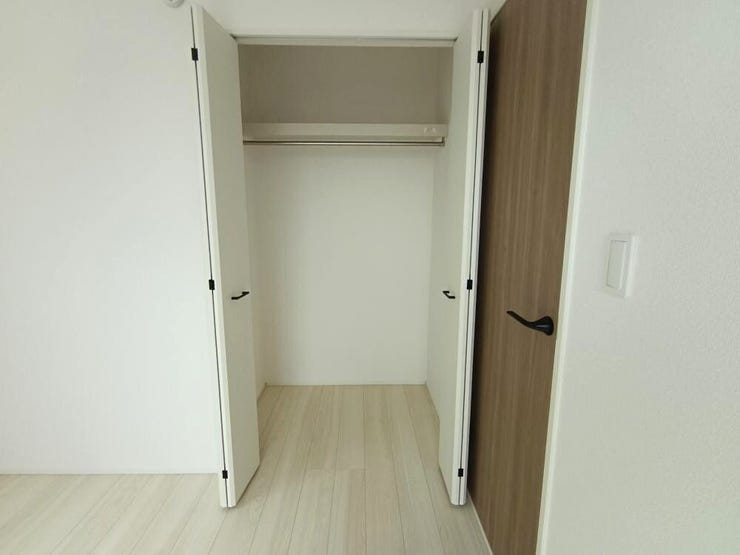 全居室に収納を備えた、使い勝手の良い間取り。衣類や荷物を分散して収納でき、居住空間を有効活用できます。