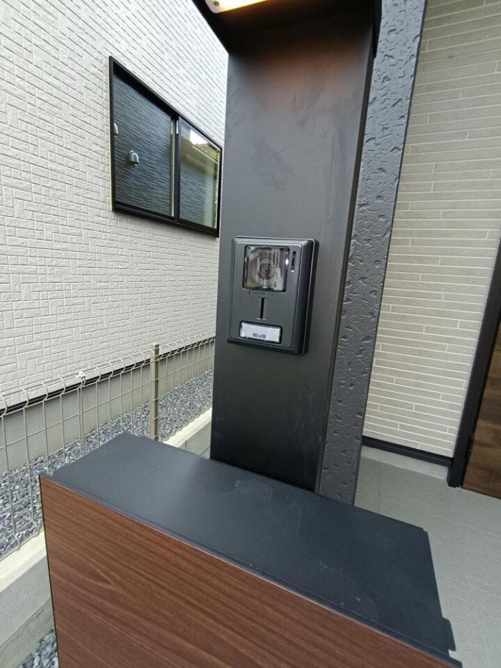モニター付きインターホンで、玄関先の様子を確認でき安心。防犯対策にも役立つ便利な設備です。