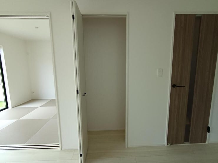 LDK横のウォークインクローゼットは、家族で使える収納力が魅力。身近な場所に収納でき、快適で整った暮らしを実現します。