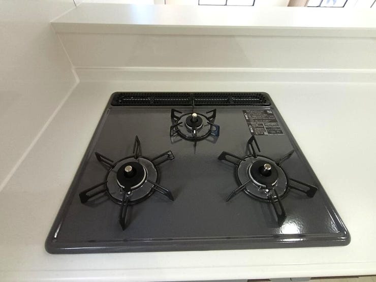 3口コンロを備えたキッチンは、複数の料理を同時に調理できるため効率的。毎日のお料理がはかどり、忙しい時間帯も快適に使えます。