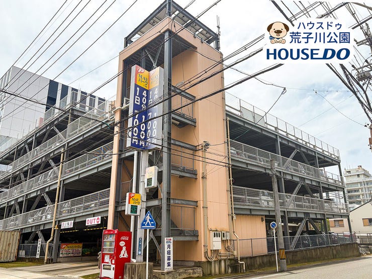 すぐ隣に大型の立体駐車場があり便利です!