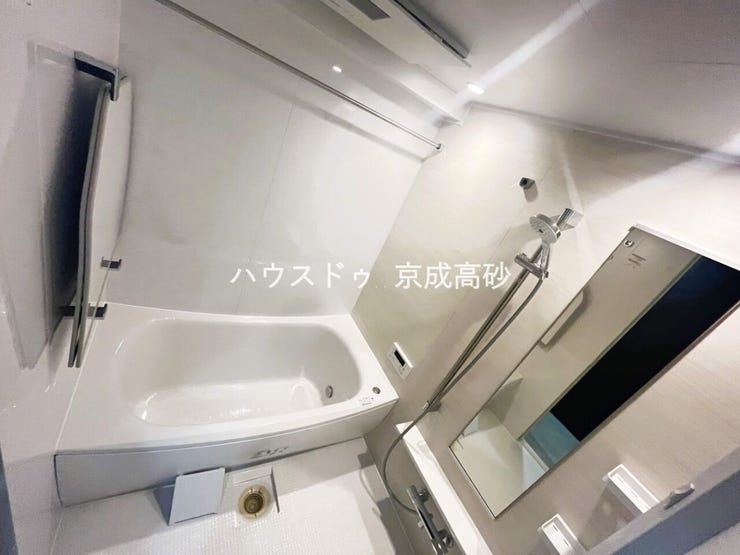 日々の疲れやストレスから心と身体を解放。上質な空間で優雅で快適なバスタイムを。換気機能もついており、お風呂掃除もしやすいですね♪足を延ばして入れ疲れをとれる広々とした浴槽です。