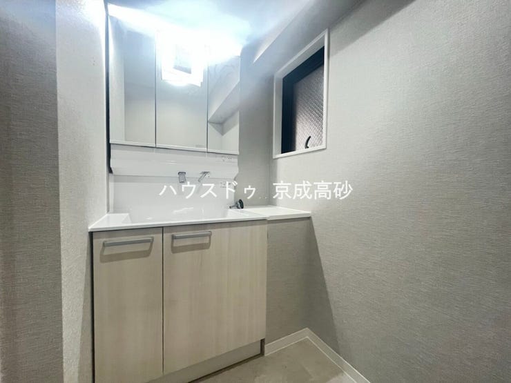十分な大きさの洗面台は収納もさる事ながら、身だしなみチェックや歯磨きなど、朝の慌ただしい時間でもゆとりあるスペースで余裕を感じていただけます。
