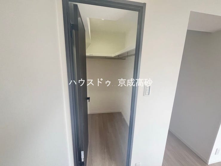 大型のクローゼットです!
これだけの収納力があれば部屋もスッキリ保てますよ!