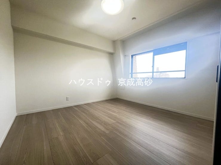 リビングで楽しく過ごした後はゆっくりくつろぐ時間を満喫できます。過ぎ行く時間をゆったりと感じることができる落ちついたプライベートルーム。