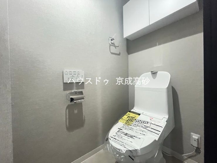 洗浄付き便座が魅力的なトイレです♪毎日使用する場所だからこそ、いつも清潔な空間であって頂けるよう配慮しました。窓で換気はばっちり、デザインもシンプルで清潔感が漂います。
