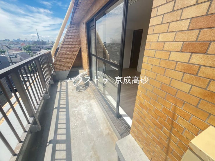 暖かい陽ざしが差込むバルコニー。晴れた日には洗濯物が良く乾きます。風通しも良好です。