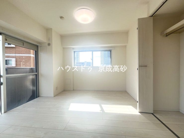 大きな窓からは快適な光を取り入れ、通気性能を上げる事で居心地の良い空間を演出してくれます。
