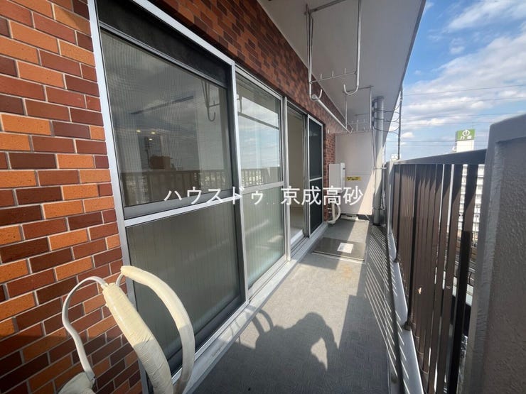 暖かい陽ざしが差込むバルコニー。晴れた日には洗濯物が良く乾きます。風通しも良好です。