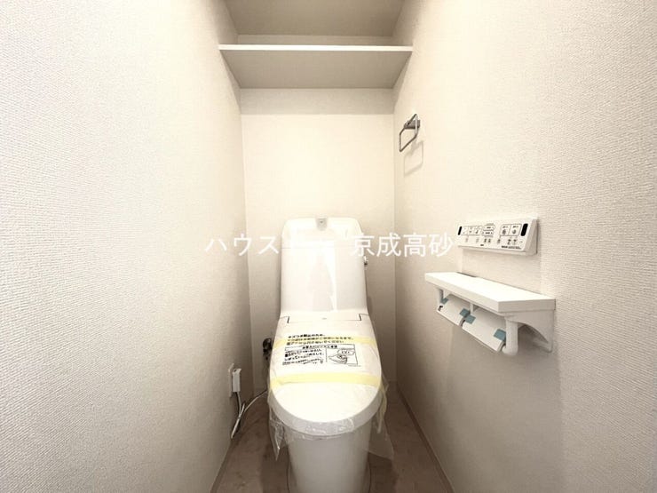 お掃除しやすい素材と機能にこだわったトイレはいつまでもキレイが続きます。少ない水量で洗浄できる、環境にもお財布にもやさしいエコなトイレです。