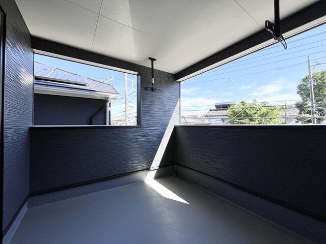 バルコニー:8帖と5帖のお部屋から出入りできる南向きのバルコニーです。晴れた日は気持ちよくお洗濯を干すことができそうですね。