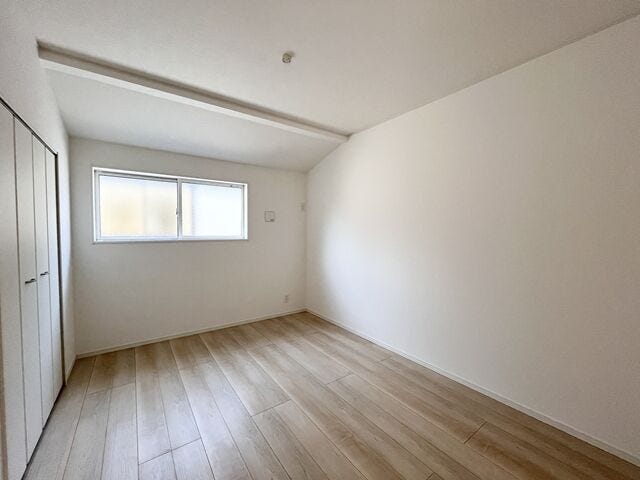6帖洋室:北側にあるお部屋ですが、たっぷりと日差しが降り注ぐので明るい空間になっています。プライベートの時間も気持ちよく過ごすことができます。