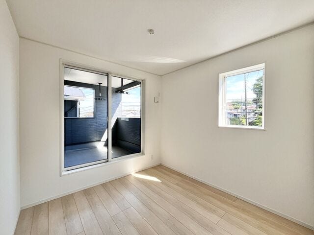 5帖洋室:お部屋からバルコニーに出入りできるので、お布団も簡単に干すことができそうです。収納もあるのですっきりと片付けることができます。