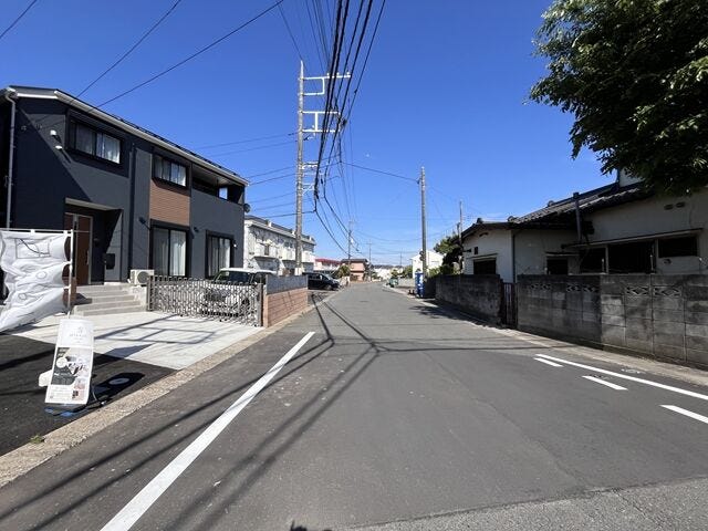 幅員約7m以上の前面道路です。普通車が余裕を持ってすれ違うことの出来る道幅です。もちろん、大型車も余裕を持って通行出来ます。