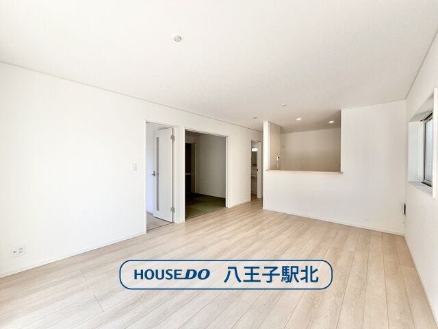 【リビング】
リビング:南向きで日当たり良好のLDK。南側に大きな窓を設置することで明るい空間です。キッチンからリビング全体が見渡せ調理しながら家族と会話も弾みそう。