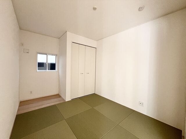 5.2帖和室:LDK隣接でキッチンにいてもご家族の様子を見ることができます。収納スペースもしっかりあるので、お布団などをしまうことができます。