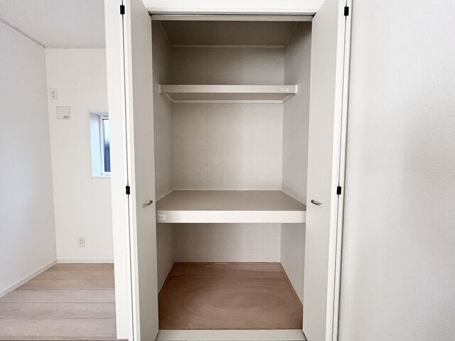 5.2帖和室:押入は奥行きがあるので、収納グッズを使えば空間を有効活用でき、たくさん収納することができます。お洋服も収納できそうです。