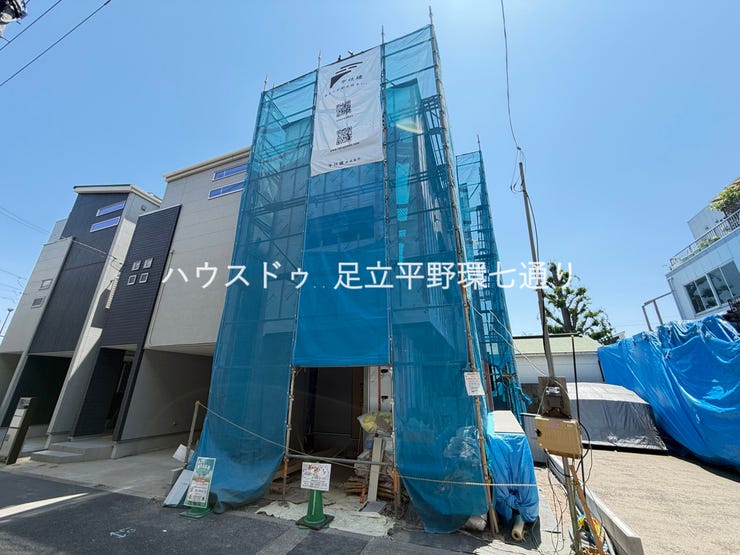 【外観】
建設中につき、完成前でも現地周辺の住環境や陽当たり、前面道路の状況などをご確認いただけます。完成が待ち遠しい新築住宅です。