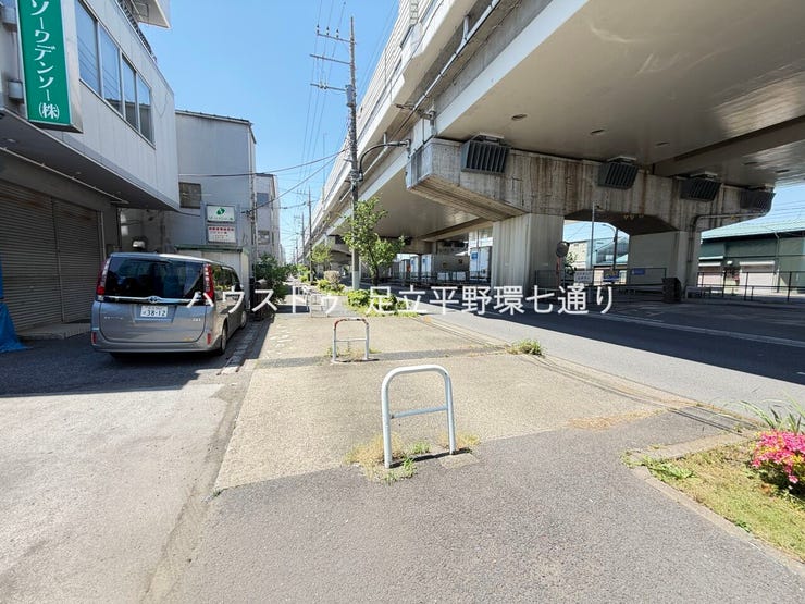 前面道路は歩道が整備されており、徒歩での移動もしやすい住環境。お出かけや通勤・通学にも便利な立地です。