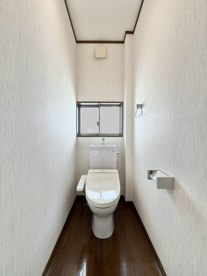 明るくて清潔感のあるトイレスペース。毎日何度も使う場所だからこそ、ホッと落ち着けるインテリアにこだわりました。白を基調とした爽やかな空間が、日々の暮らしの中にさりげない癒やしのひと時をもたらします